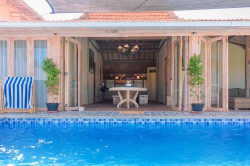 Villa Sea View Kedungu Bali tesisinde veya buraya yakın yüzme havuzu