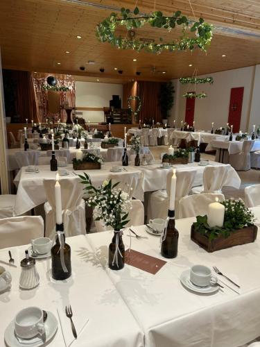 un salón de banquetes con mesas blancas y sillas blancas en Hotel Gasthof Zur Post, en Königstein in der Oberpfalz