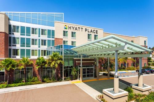 vistas a un edificio de hotel con aparcamiento en Hyatt Place San Diego-Vista/Carlsbad en Vista