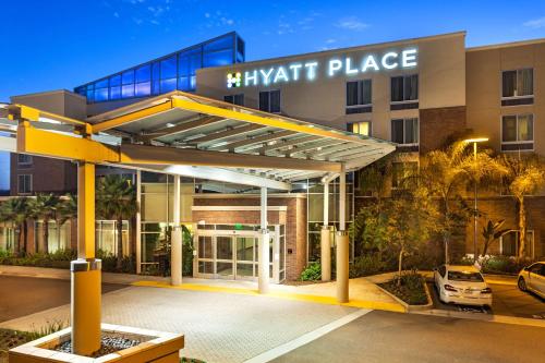 uma entrada frontal do hotel com uma garagem de estacionamento em Hyatt Place San Diego-Vista/Carlsbad em Vista