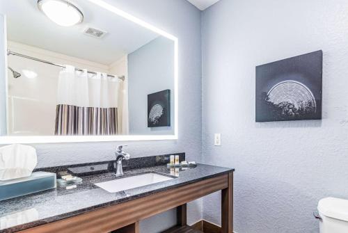 La salle de bains est pourvue d'un lavabo et d'un miroir. dans l'établissement La Quinta by Wyndham Tomball, à Tomball