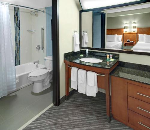 bagno con lavandino, servizi igienici e specchio di Hyatt Place Atlanta / Norcross / Peachtree a Norcross