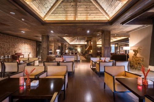 Restaurace v ubytování Hotel Val de Neu G.L.