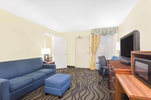 Baymont by Wyndham Savannah Midtownにあるテレビまたはエンターテインメントセンター