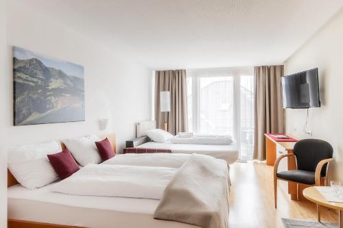 Cette chambre comprend 2 lits et une télévision. dans l'établissement Hotel Löwen, à Lingenau