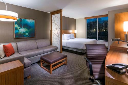 um quarto de hotel com uma cama e um sofá em Hyatt Place Marlborough/Apex Center em Marlborough