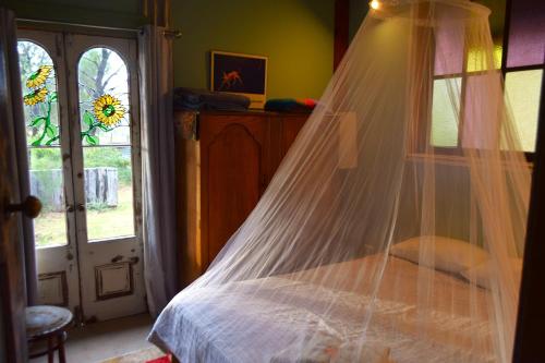 Ένα ή περισσότερα κρεβάτια σε δωμάτιο στο Little House in the Nursery grounded and welcoming