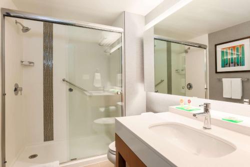 uma casa de banho branca com um lavatório e um chuveiro em Hyatt Place Austin Cedar Park em Cedar Park