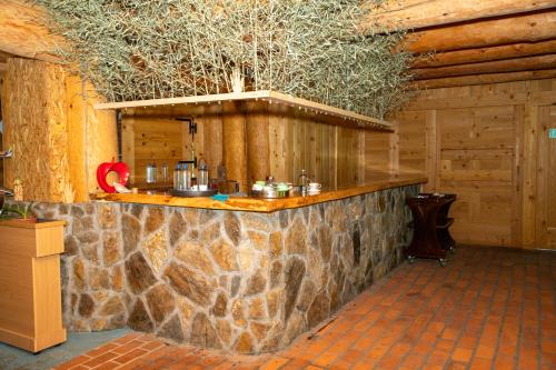 ŽiviniceにあるGuest House Mala Pricaの石壁の小屋にあるバー