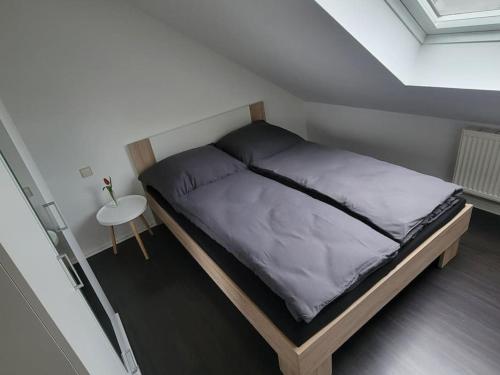ein Schlafzimmer mit einem Bett in einem kleinen Zimmer in der Unterkunft Ruhige Ferienwohnung auf dem Land in Starzach