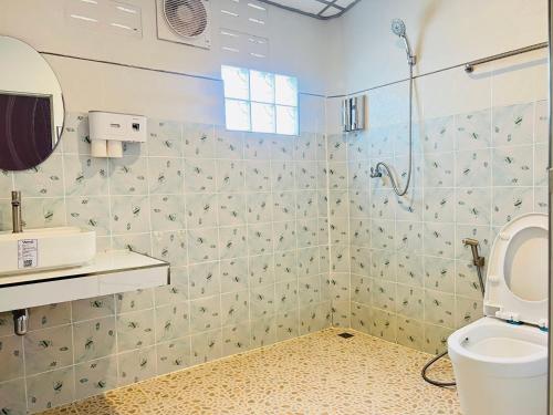 a bathroom with a shower and a toilet at Lungwang Guest House in Ban Rak Thai