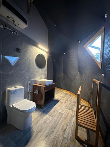 FAYUL RETREAT - India Highest Glamp and EcoLuxury Stay في كالبا: حمام مع مرحاض ومغسلة