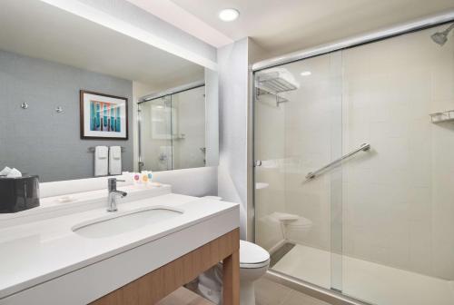 y baño con lavabo, aseo y ducha. en Hyatt Place Melbourne - Palm Bay - I-95 en Melbourne