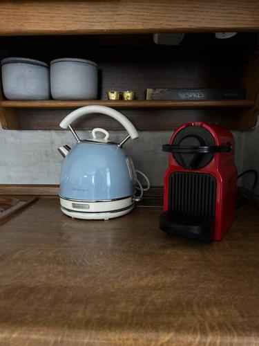 a tea kettle and a toaster sitting on a table at La Casa di Rena in Áno Poróïa