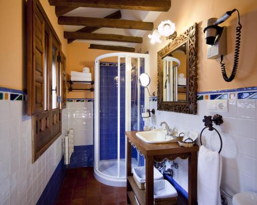 y baño con lavabo y ducha. en Hotel Boutique La Morada de Juan de Vargas, en Villanueva de los Infantes