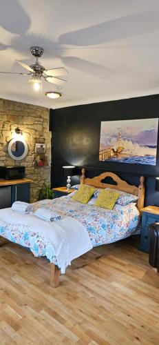 1 dormitorio con 1 cama grande en una habitación en Amble Harbour retreats en Amble