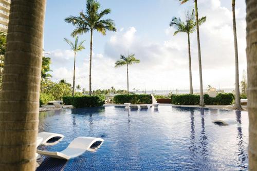Bazén v ubytování Hilton Vacation Club The Modern Honolulu nebo v jeho okolí