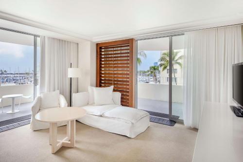 Hilton Vacation Club The Modern Honolulu في هونولولو: غرفة معيشة مع أريكة بيضاء وطاولة