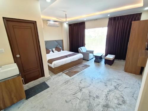 una habitación de hotel con una cama y un baño en Collection O Hotel Danish Dreamstay, en Siliguri