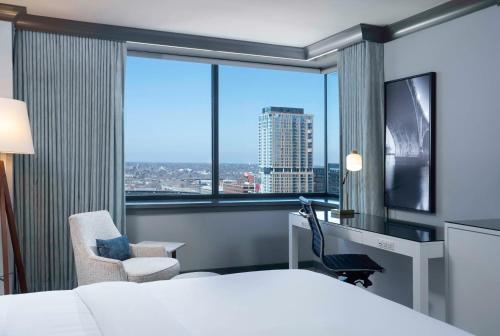 Ένα ή περισσότερα κρεβάτια σε δωμάτιο στο The Lofton Hotel Minneapolis, Tapestry Collection by Hilton