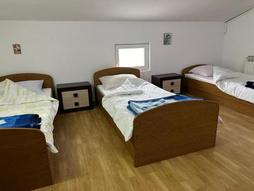 um quarto com 2 camas e 2 cadeiras em Apartments Modana em Medjugorje