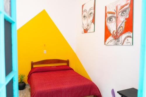 Ένα ή περισσότερα κρεβάτια σε δωμάτιο στο Casa Blanca Hostel