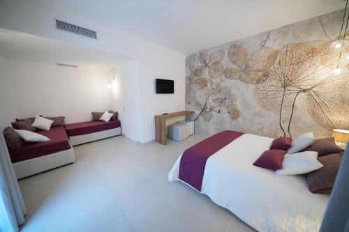 - une chambre avec 2 lits et une fresque murale dans l'établissement Agriturismo Ciriè, à Cassano delle Murge