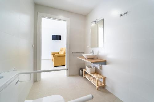 a bathroom with a sink and a mirror at Ca la Mar Villajoyosa in Villajoyosa