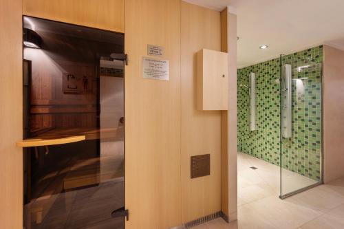 a bathroom with a shower and a glass door at Ikonik Parlament in Budapest