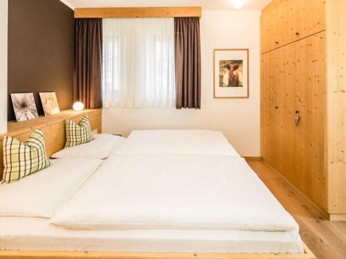 מיטה או מיטות בחדר ב-Amazing apartment in a green environment
