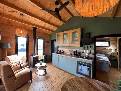 uma cozinha e sala de estar num chalé de madeira em NEW - Private Cabin - on a lake near Amsterdam em Vinkeveen