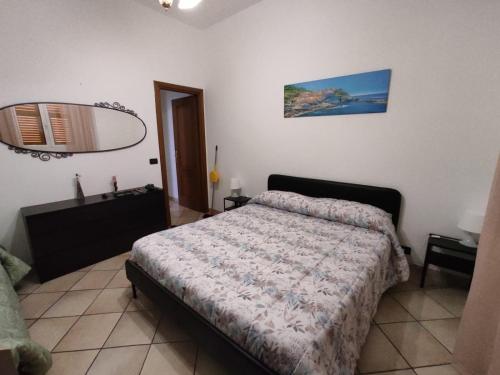 um quarto com uma cama e um espelho na parede em Casa Adry em Génova