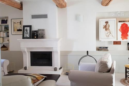 un salon avec un canapé et une cheminée dans l'établissement Maison de Charme - l'Intimiste, à Caderousse