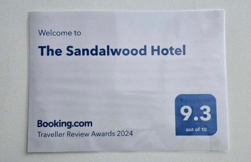 una señal para el hotel de sándalo en una pared en The Sandalwood Hotel, en Blackpool