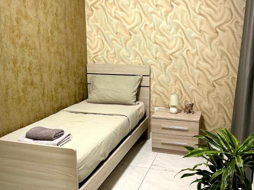 Letto o letti in una camera di Arzella Apartments Xlendi Stylish Stay Near Beach Local Eats