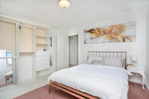 A bed or beds in a room at Vivid house in Wembley Downs
