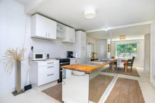 A kitchen or kitchenette at Vivid house in Wembley Downs