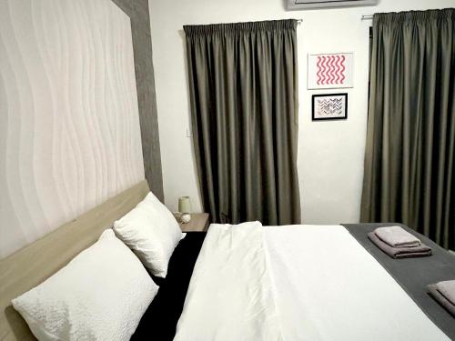 Letto o letti in una camera di Arzella Apartments Xlendi Stylish Stay Near Beach Local Eats