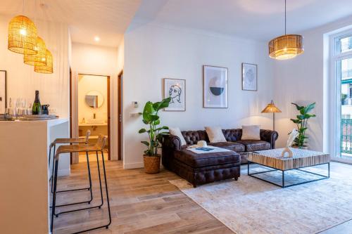 sala de estar con sofá y mesa en Renovated 2-bedroom apartment 10min to the Palais en Cannes