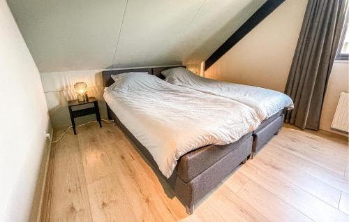 een groot bed in een kamer met bij Nice Home In Ewijk With 3 Bedrooms And Wifi in Ewijk