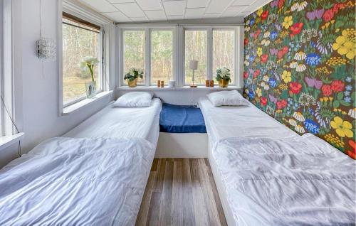 FjälkingeにあるAmazing Home In Fjälkinge With Wifiの花の壁画のある部屋のベッド2台