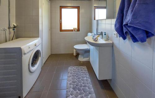 蒂靈厄的住宿－2 Bedroom Cozy Home In Tyringe，一间带洗衣机和洗衣机的浴室