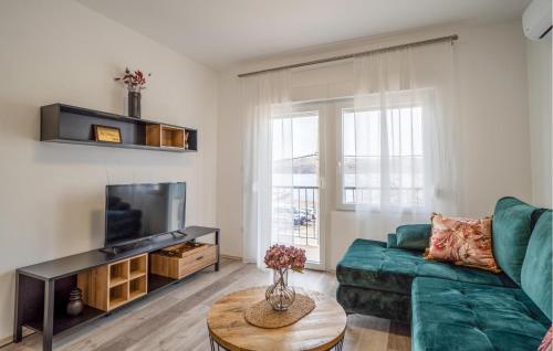Χώρος καθιστικού στο 1 Bedroom Lovely Apartment In Karlobag