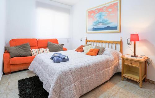 ein Schlafzimmer mit einem Bett und einem Sofa in der Unterkunft Nice Apartment In Los Alcazares With Kitchen in Los Alcázares