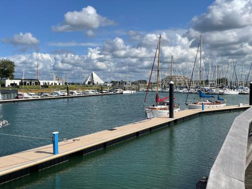 un quai avec des bateaux amarrés dans un port dans l'établissement Villa Capricia, à Nieuport