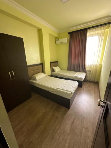 una camera d'albergo con due letti e una finestra di Express Hotel a Yerevan