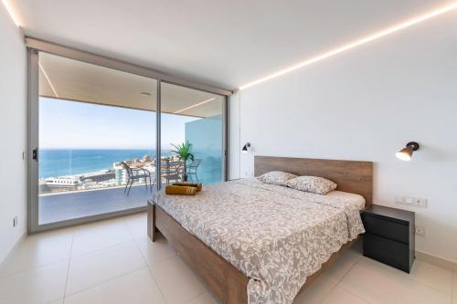 1 dormitorio con cama y vistas al océano en Med1 luxury Apartament sea view, en Fuengirola