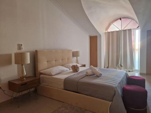 um quarto com uma cama grande e uma janela em Aliança Refúgio à Beira-Mar em Praia