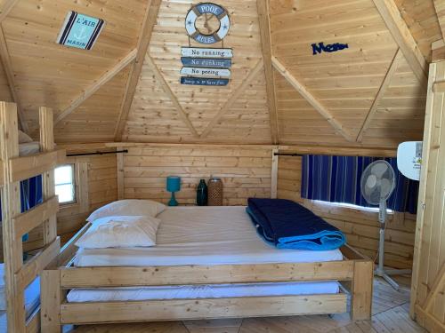 une chambre avec un lit dans une cabane en bois dans l'établissement Les Hébergements Insolites Catalans, à Saint-André