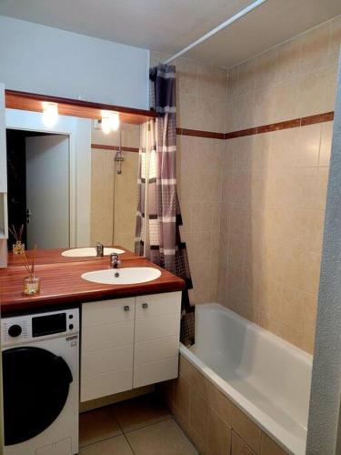 ein Badezimmer mit einem Waschbecken und einer Badewanne in der Unterkunft T3 proche bus et tram in Angers